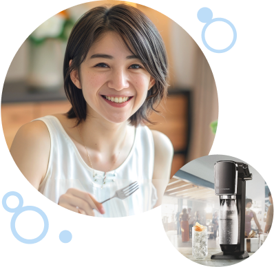 笑顔で食事をする女性とソーダストリーム